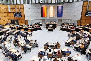 Das Foto zeigt den Plenarsaal des Berliner Abgeordnetenhauses bei einer Sitzung