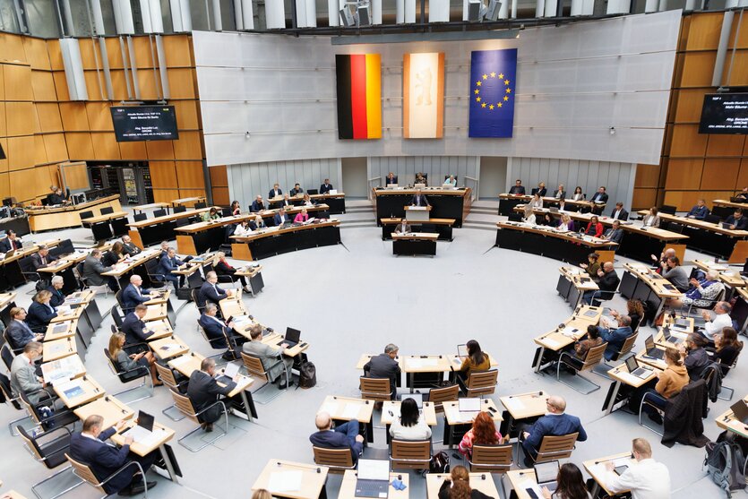Das Foto zeigt den Plenarsaal des Berliner Abgeordnetenhauses bei einer Sitzung