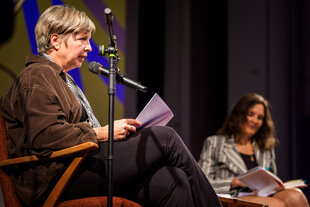Schriftstellerin Jenny Erpenbeck und Moderatorin Maike Albath am Mittwochabend in Dresden auf dem Podium