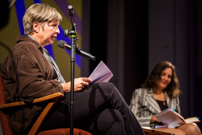Schriftstellerin Jenny Erpenbeck und Moderatorin Maike Albath am Mittwochabend in Dresden auf dem Podium