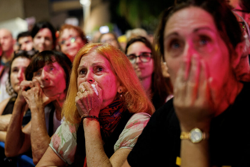 Demonstrantinnen halten sich die Hand vors Gesicht, sie sehen erschrocken aus