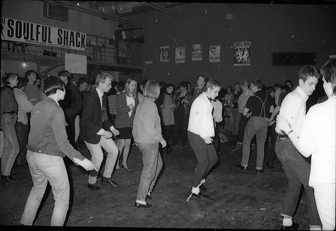 Auf der Tanzfläche beim Allnighter "The Soulful Shack" 1988. Es sind Mods mit ihren typischen "Playmobil"-Topfschnitt-Frisuren zu sehen