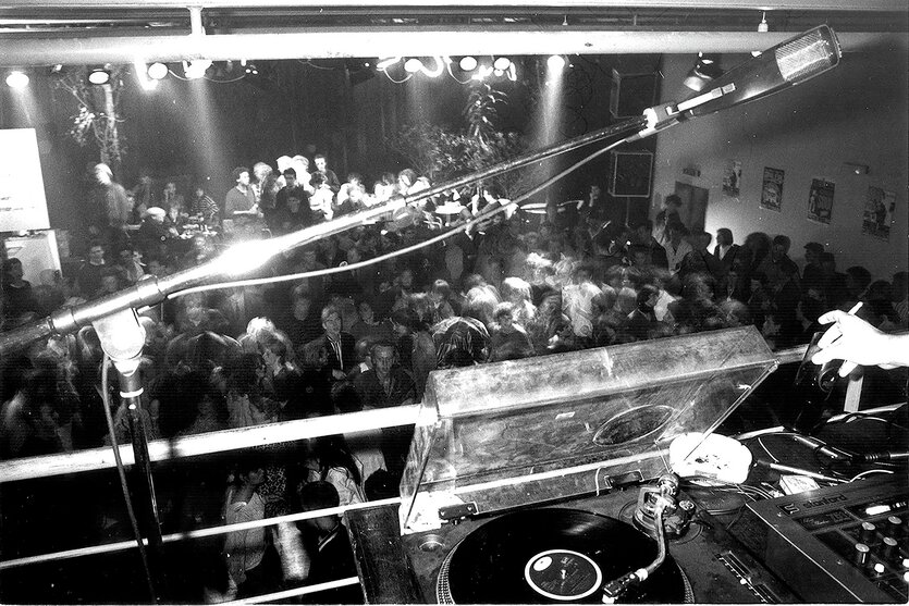 Blick in den Zuschauerraum vom DJ-Pult beim Allnighter "Soulful Shack" in Köln, 1988