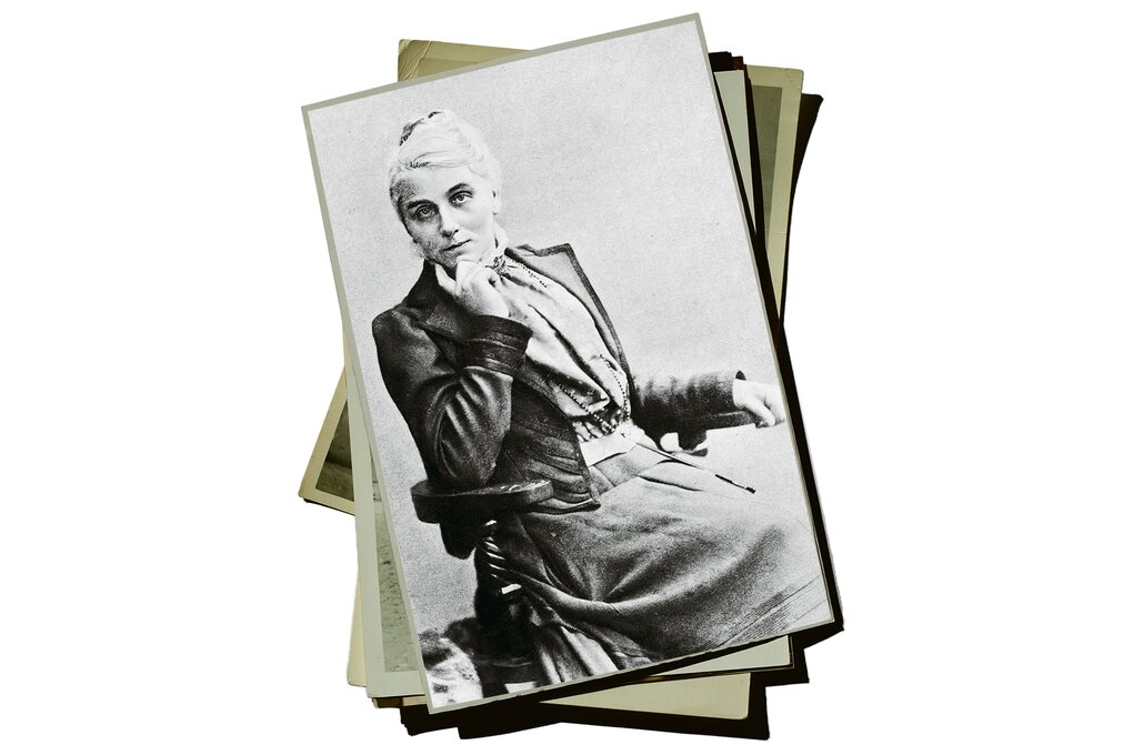 Ein Stapel Bilder, oben ist ein historisches Foto einmontiert.