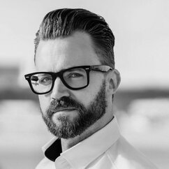 Porträt von Marcel Lewandowsky mit dunkler Brille und weißem Hemd