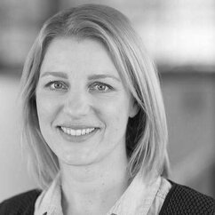 Porträt von Anna Neuenfeld, sie hat blonde halblange Haare und trägt eine hellblaue Bluse