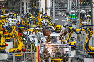 In einer chinesichen Fabrik werden Autos zusammengeschweißt.