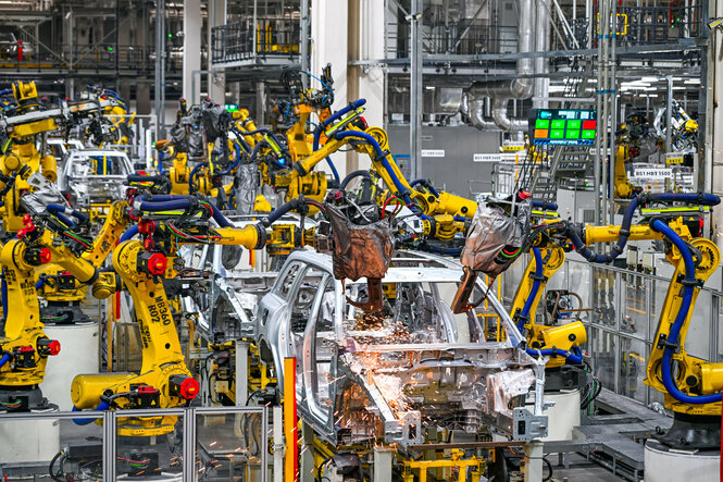 In einer chinesichen Fabrik werden Autos zusammengeschweißt.