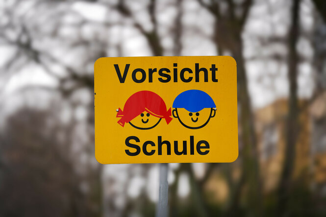 Ein Schild warnt mit dem Schriftzug „Vorsicht Schule"