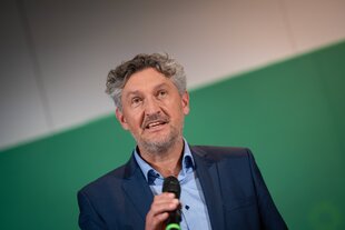 Der Stichwahlkandidat Frank Wolters von den Grünen im Halbporträt