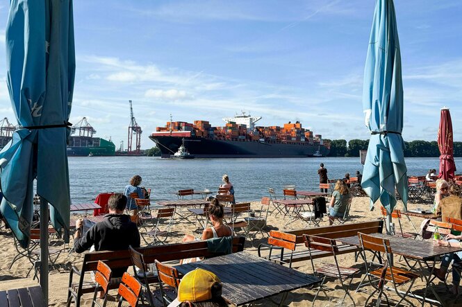 Containerschiff im Hafen Hamburg
