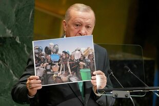Der türkische Präsident Recep Tayyip Erdogen hält ein Foto aus Gaza in den Händen
