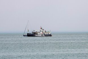 Ein Schiff mit Palästina-Fahnen