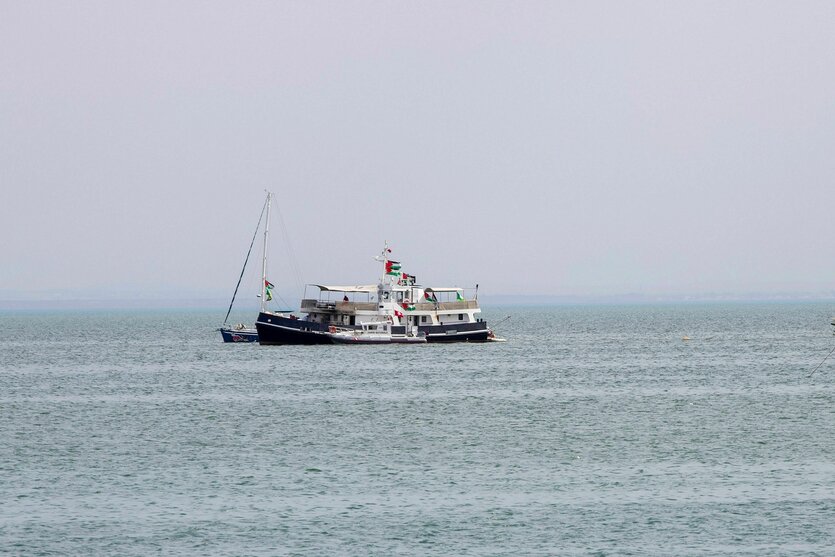 Ein Schiff mit Palästina-Fahnen