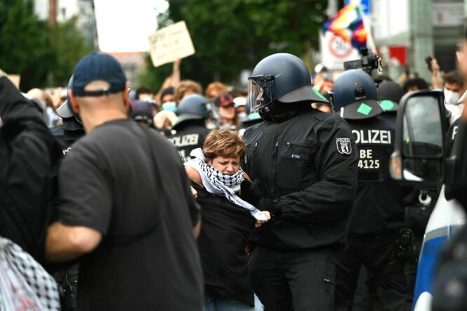 Polizisten nehmen eine Teilnehmerin einer Pro-Palästina-Demonstration ziemlich robust fest -