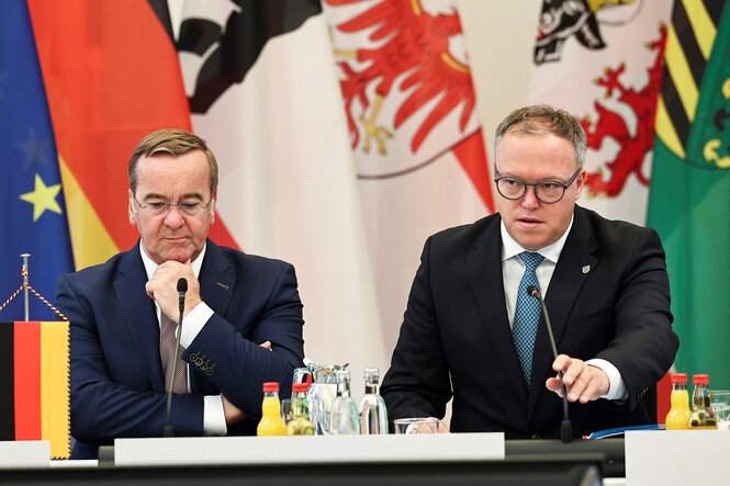 Boris Pistorius und Mario Voigt geben eine Pressekonferenz