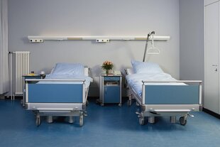 Zwei Betten in einem Krankenhauszimmer