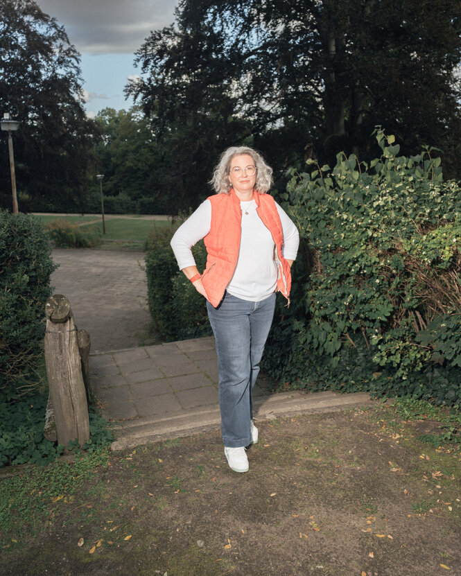 Ulrike Heidemann steht an einer Treppe im Schlosspark in Bad Freienwalde