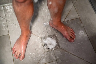 Beine in einer Dusche