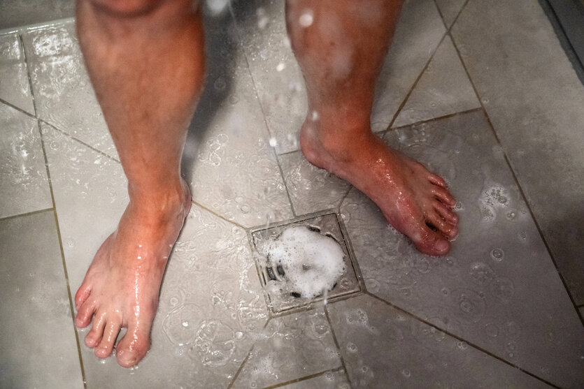 Beine in einer Dusche