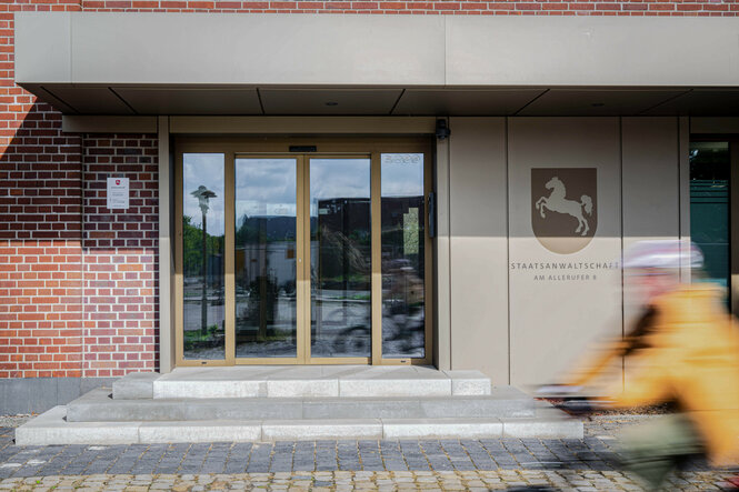 Der Eingang zum heutigen Gebäude der Staatsanwaltschaft Verden mit der Adresse "Am Allerufer". Drei Hamburger sollen 2018 einen Brandanschlag auf das damals noch leerstehende Gebäude geplant haben