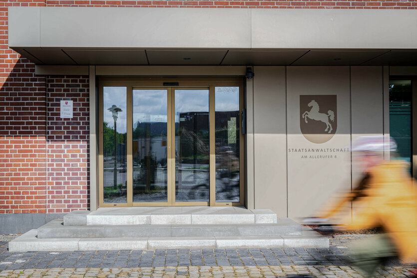 Der Eingang zum heutigen Gebäude der Staatsanwaltschaft Verden mit der Adresse "Am Allerufer". Drei Hamburger sollen 2018 einen Brandanschlag auf das damals noch leerstehende Gebäude geplant haben