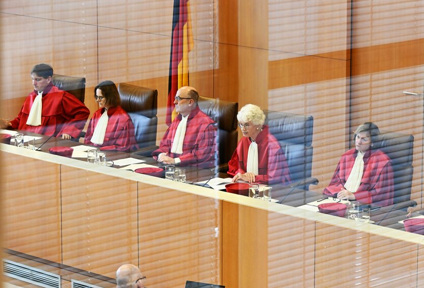 Mehrere Richter des Bundesverfassungsgerichts in roten Roben