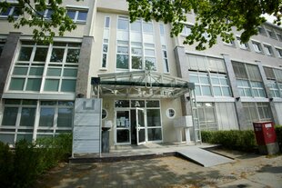 Ein Bürohaus mit einer offenen Tür