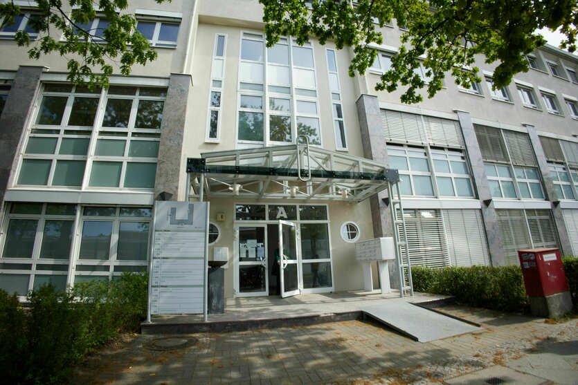 Ein Bürohaus mit einer offenen Tür