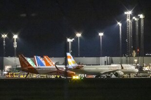 Zivileflugzeuge auf einem nächtlichen Flughafen