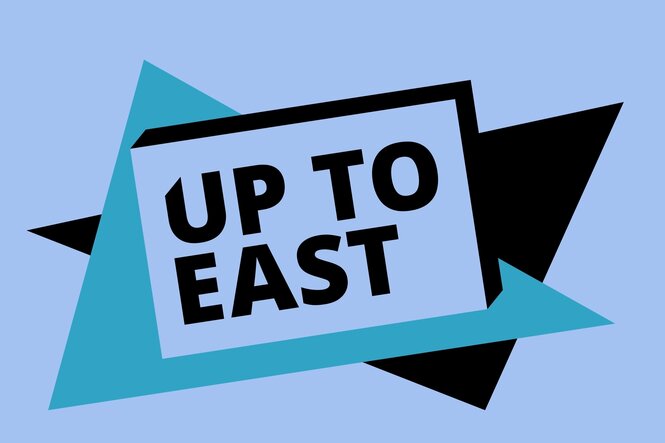 Zu sehen ist blauer Hintergrund mit dem Schriftzug ‚UP TO EAST‘ in schwarzen Großbuchstaben. Der Schriftzug von einem blauen und schwasrzen Dreieck umgeben.