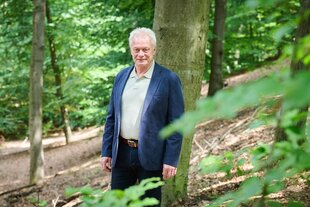 Alois Rainer steht im Wald