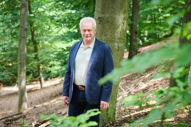 Alois Rainer steht im Wald