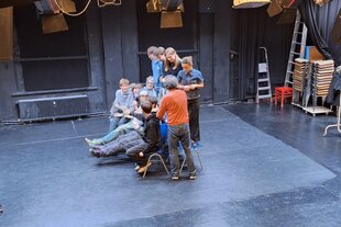 Schauspieler auf einer leeren Bühne