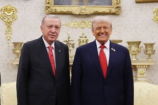 Erdogan und TRump stehen nebeneinander im Oval Office, beide tragen rote Krawatten