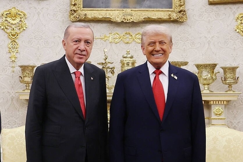 Erdogan und TRump stehen nebeneinander im Oval Office, beide tragen rote Krawatten