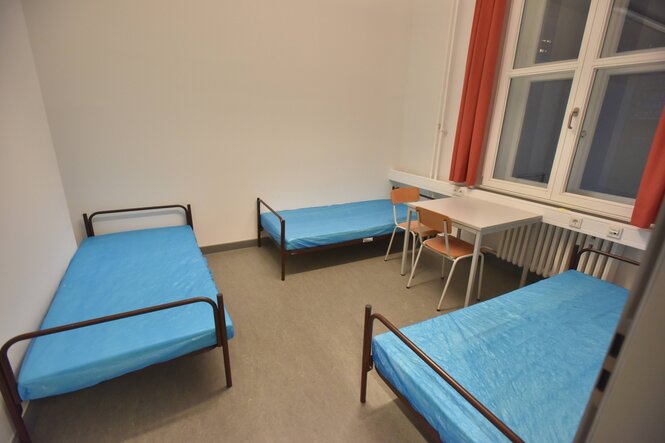 Drei Betten in einem Wohnheim
