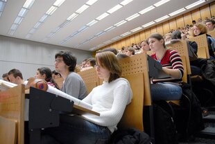 Jurastudierende sitzen in einem Hörsaal
