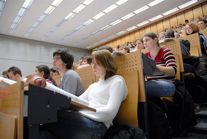 Jurastudierende sitzen in einem Hörsaal