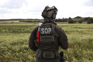 Ein Kampffugzeug am blauen Himmel