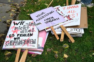 Plakate mit Parolen für eine Kundgebung