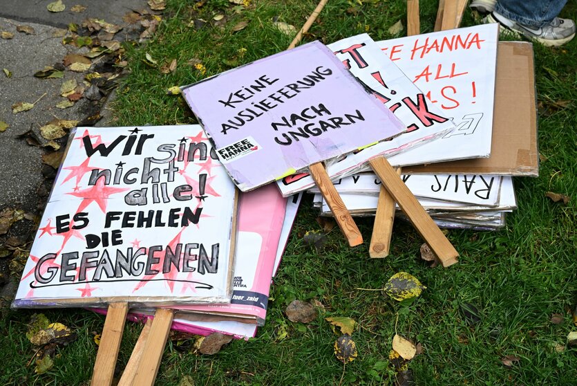 Plakate mit Parolen für eine Kundgebung