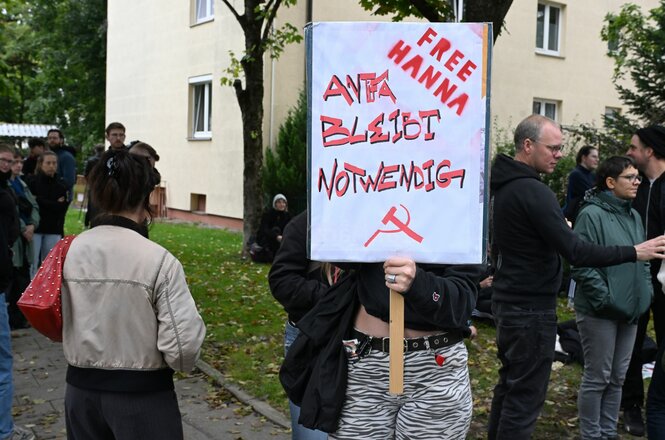Protestierende mit Schild "Antifa bleibt notwendig" auf Freitag vor dem Urteil gegen Hanna S.