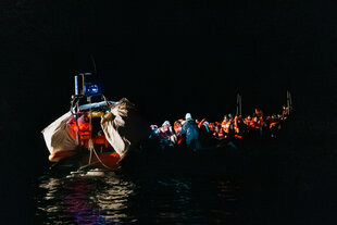 Der Rettungseinsatz der Sea Watch 5, vor dem Schuss.