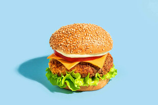 Ein Hamburger vor hellblauem Hintergrund