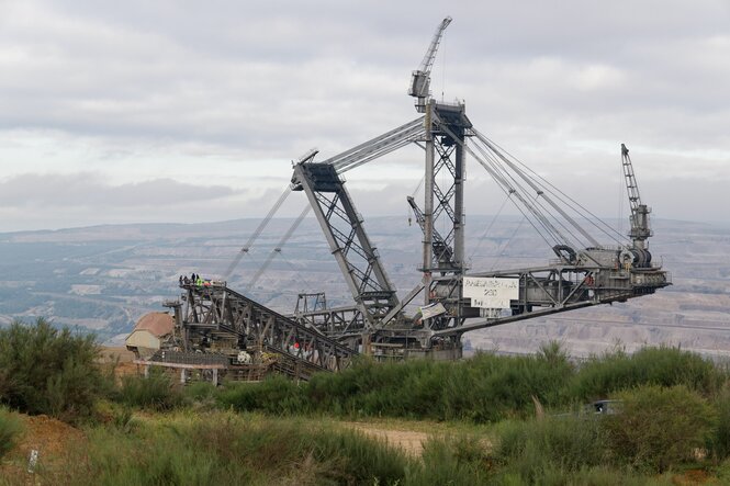 Ein besetzter Bagger in einem Tagebau.