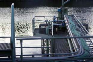 Zu sehen ist die Anlage, über die das Chemieunternehmen Solvay Chemikalien in den Neckar einleitet.