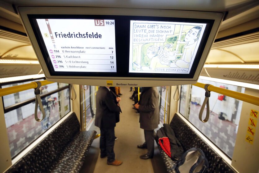 U-Bahn-Wagen mit Bildschirmen an der Decke