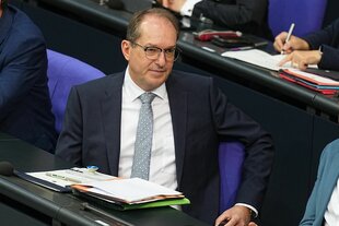 Dobrindt mit Anzug im Parlament