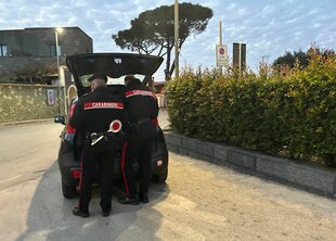Zwei Beamte am Kofferraum ihres Polizeiwagens